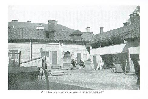 S:t Kors kvarter no. 27 och 28 fotograferat 1905, f&ouml;re rivningen av de gamla husen